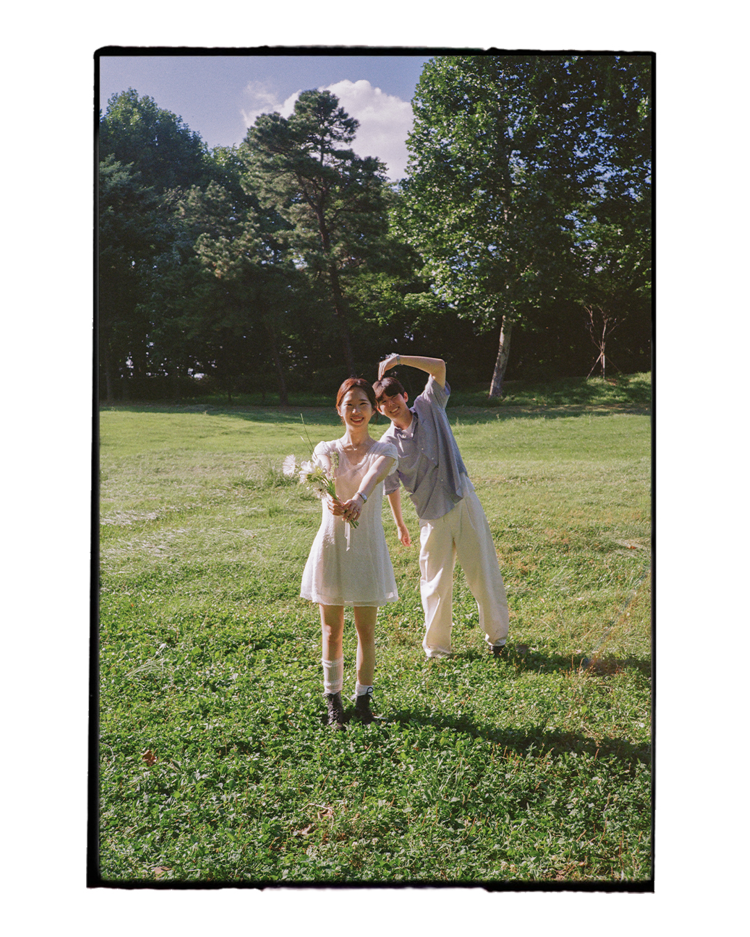 초록 들판 필름 커플스냅 촬영 사진 2